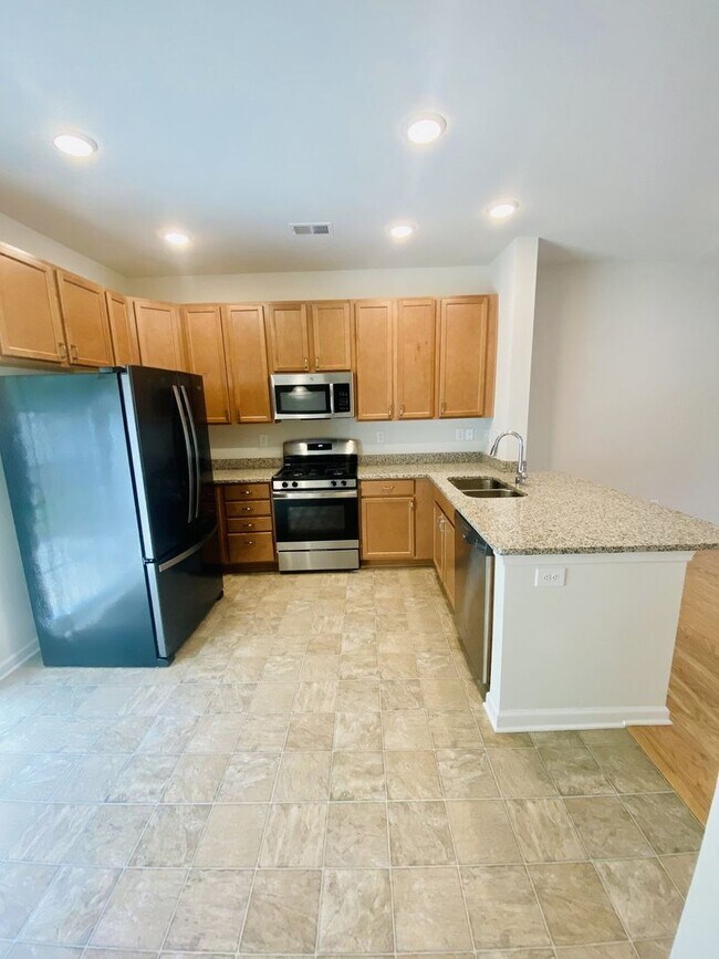 Foto del edificio - Stylish 3 Bed Townhouse with Granite Countertops and Hardwood Floors in Charlotte!