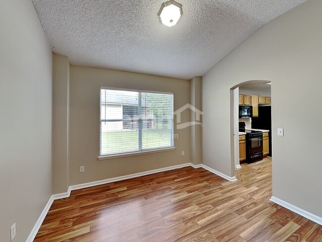 Building Photo - 220 Southlake Dr