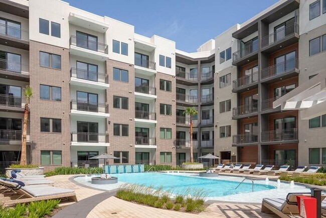 Foto del edificio - 4641 Montrose Blvd