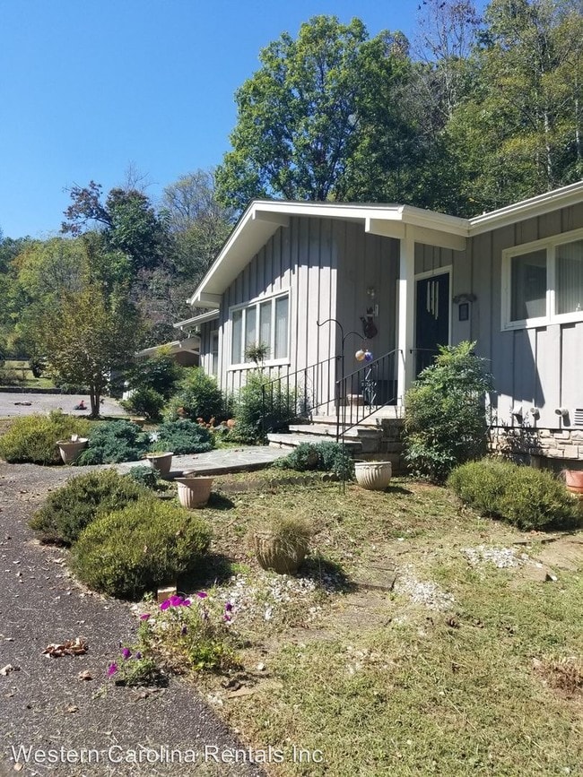 Building Photo - 4 br, 3 bath House - 31 Greenbrier Dr.