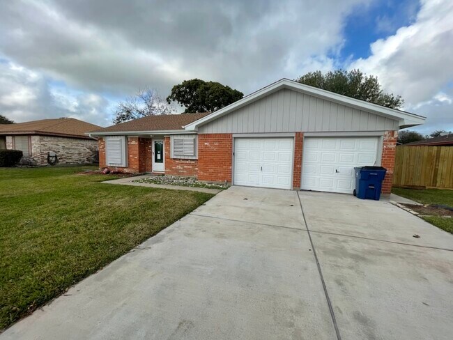 2-Door Garage - 2718 19th Ave N