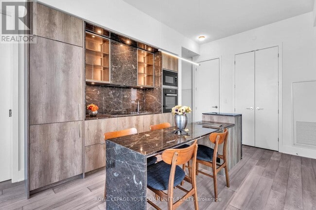 Photo du bâtiment - 11 Yorkville Ave