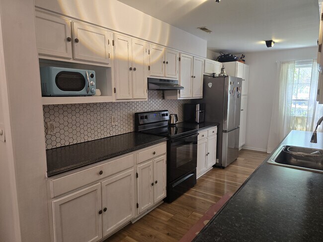 Foto del edificio - 2733 Crosswinds Dr