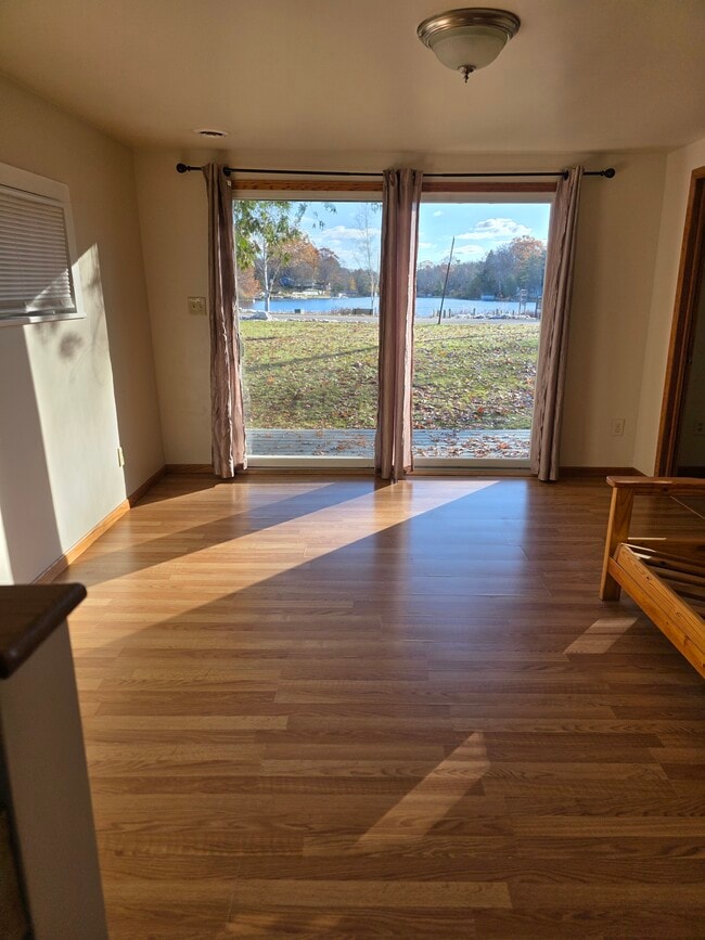 Foto del edificio - 3255 N Lakeshore Dr