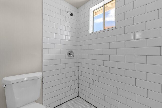 Building Photo - Brand new renovation in the heart of downt...
