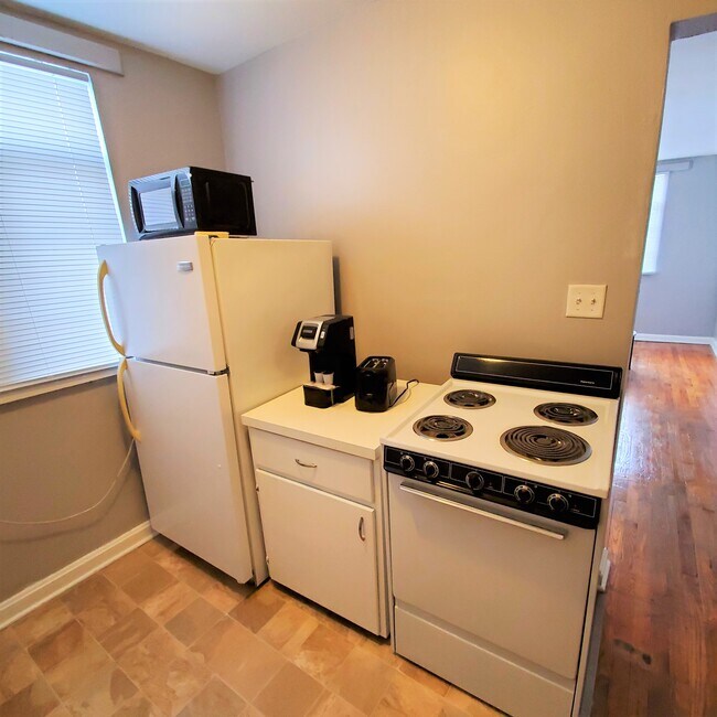 Building Photo - 837 Riverview Ter