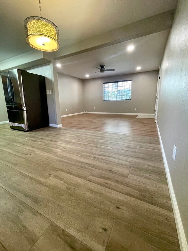 Building Photo - 3035 S Palm Grove Ave