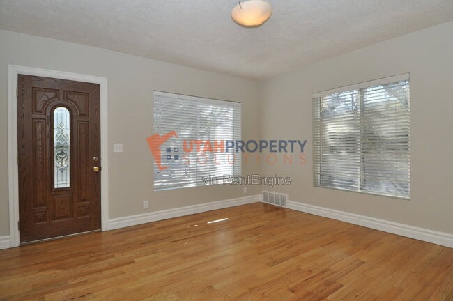 Building Photo - 1577 Glen Arbor St