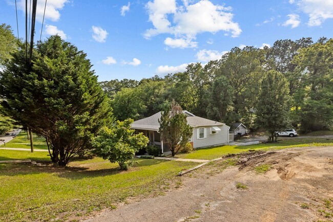 Building Photo - Spacious beautiful 4-bedroom 2 bath home