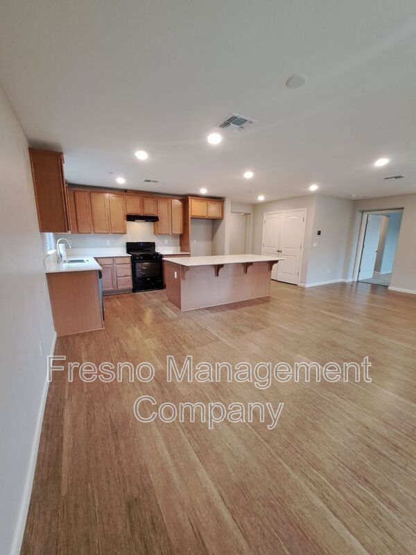Building Photo - 6897 E Braly Ave