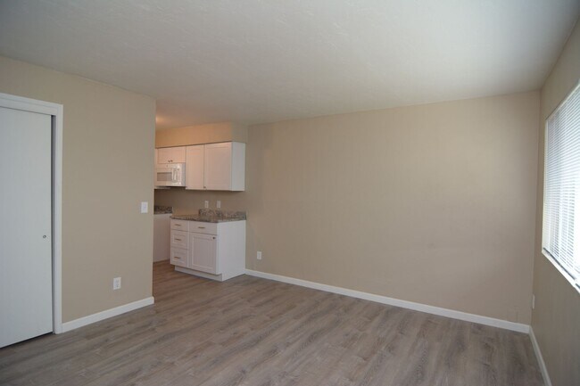 Foto del edificio - 2 Bedroom 1 Bath Apartment! Close to the U...