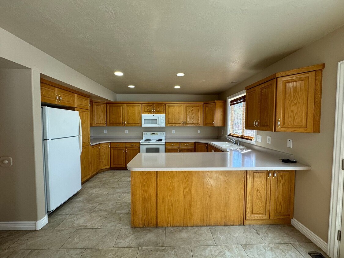 Primary Photo - 3 Bed/ 2 Bath Townhome with fully fenced yard