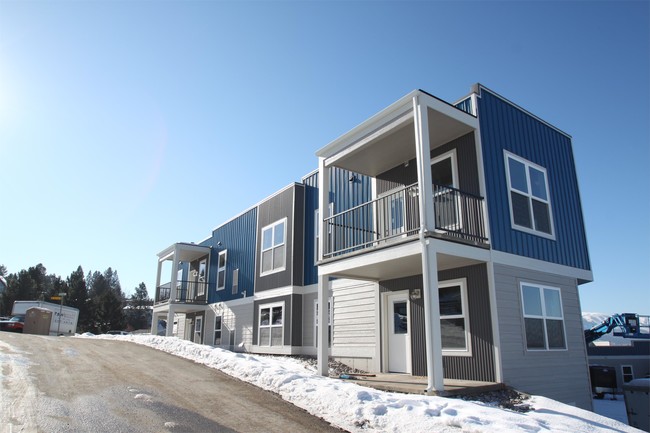 Building Photo - 830 Crestmont Way