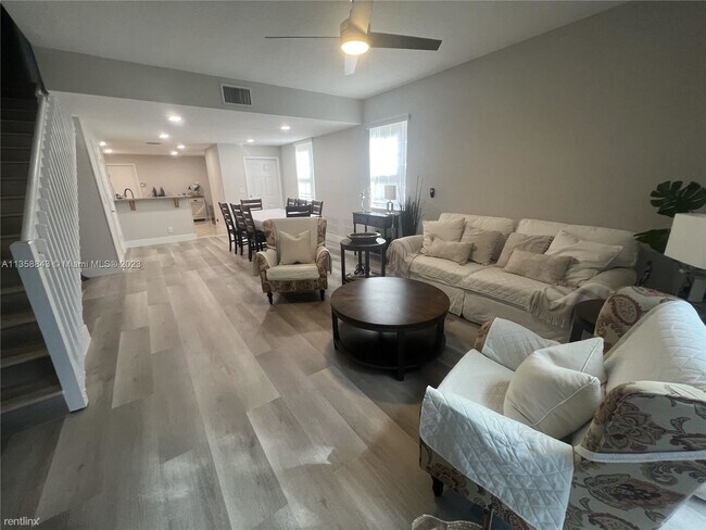 Foto del edificio - 4 br, 2.5 bath House - 1483 Barcelona Way ...