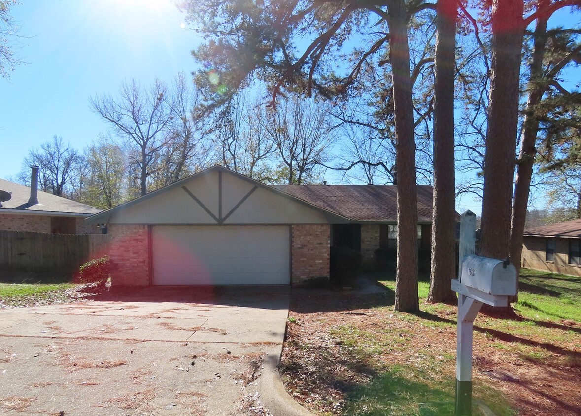 Foto principal - Lovely 3 Bedroom, 2 Bath Home in Tyler!