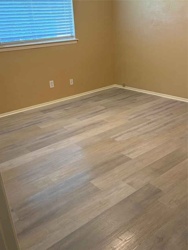 Building Photo - 10722 Highland Woods Dr
