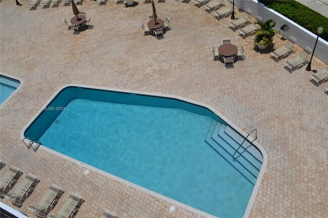 Foto del edificio - 17801 N Bay Rd
