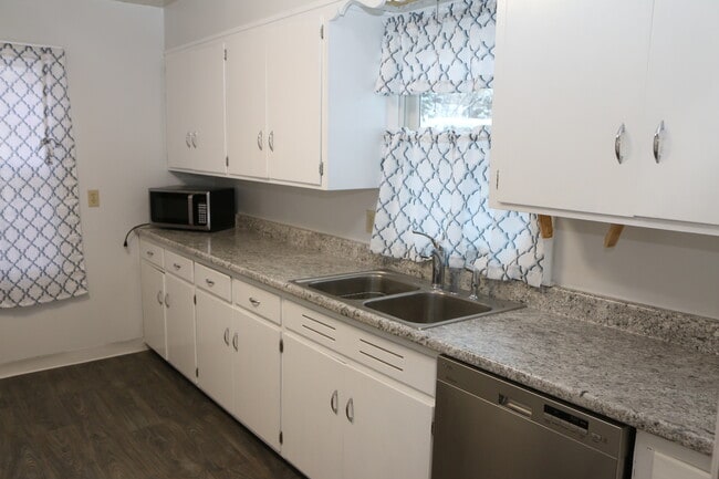 Foto del edificio - 1905 S Western Ave