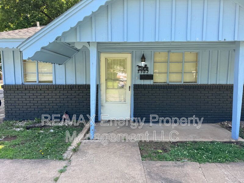 Primary Photo - 3902 S Hudson Ave