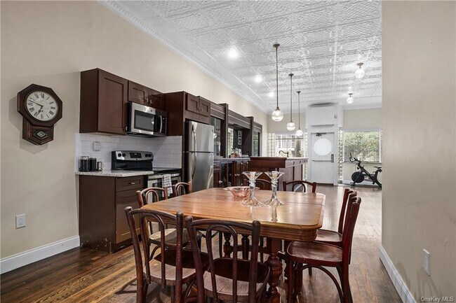 Building Photo - 461 Warburton Ave