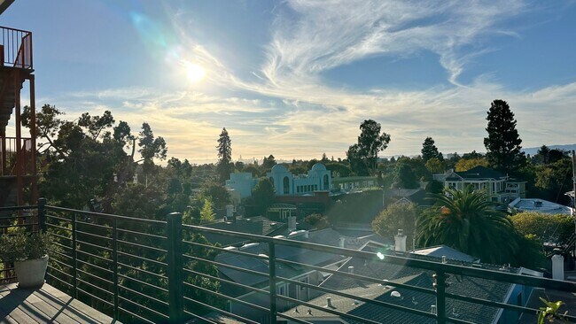 Foto del edificio - Unique & Sunny Apartment with Views & Suns...