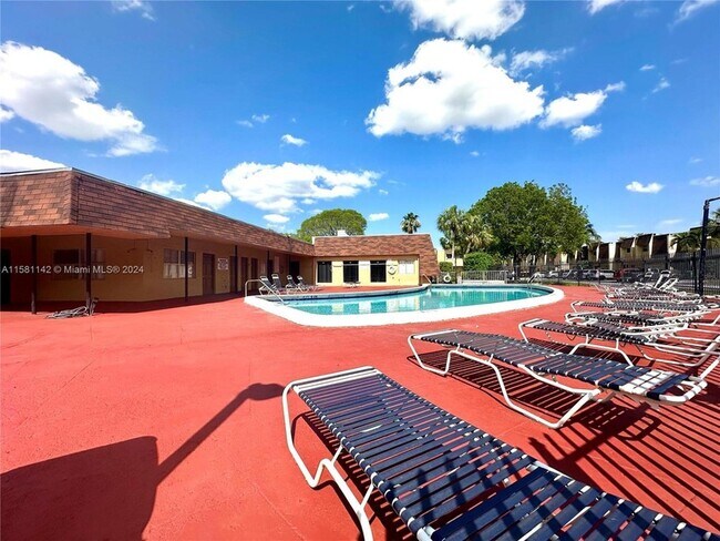 Foto del edificio - 5849 Blueberry Court Unit 86