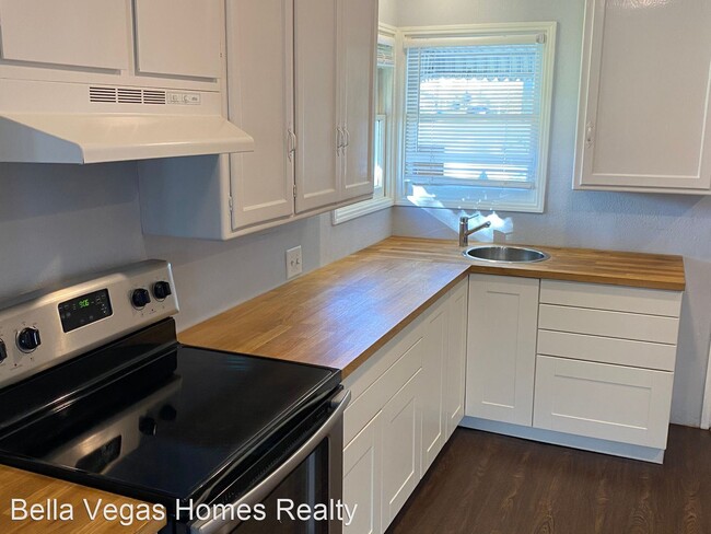 Building Photo - 2 br, 1 bath House - 1071 E Oakey Blvd