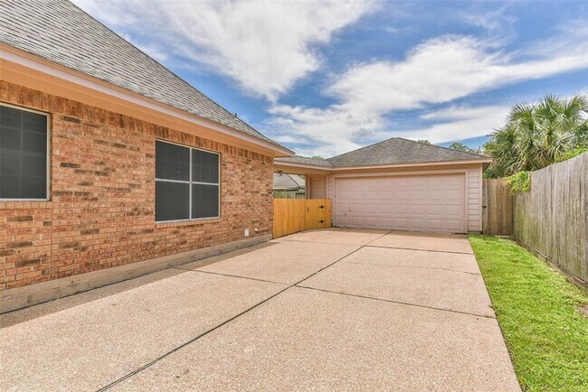 Building Photo - Gorgeous Bay Forest home for lease. Fully ...
