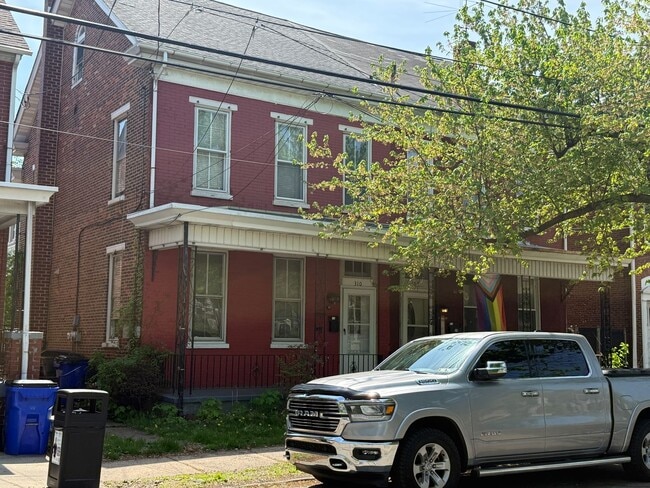 Foto del edificio - Beautiful Victorian Rowhome with Modern Updates – Available Now!