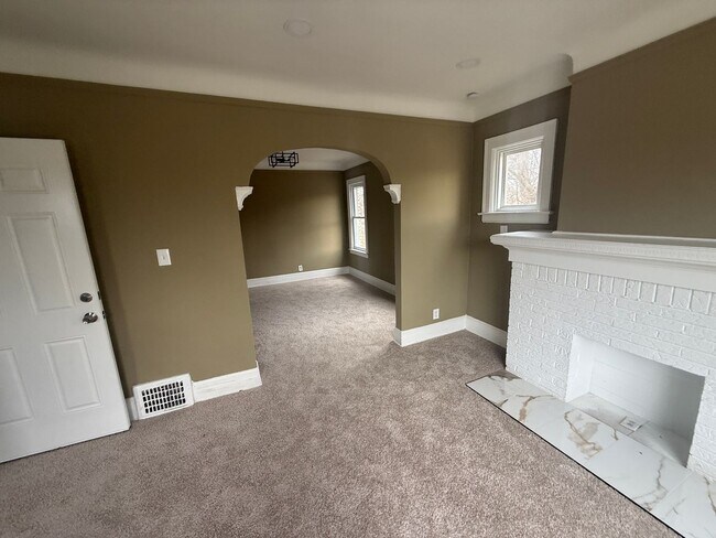 Building Photo - 15512 Mendota St