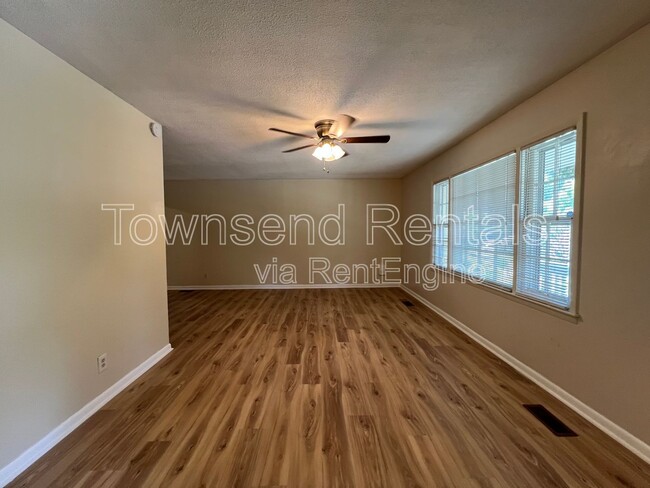 Foto del edificio - 561 Alleghany Rd