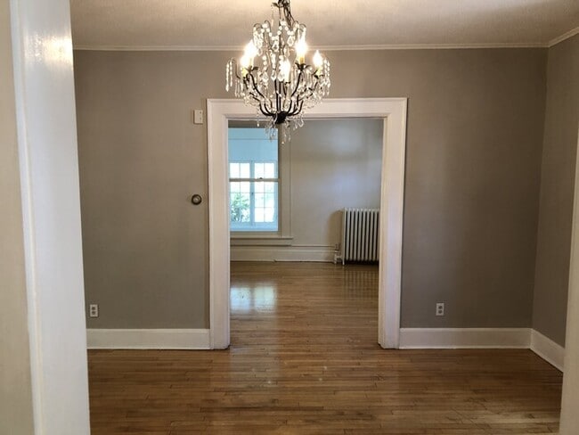 Building Photo - 4BR 2BA HOME IN UPTOWN AVAILABLE 10/4!