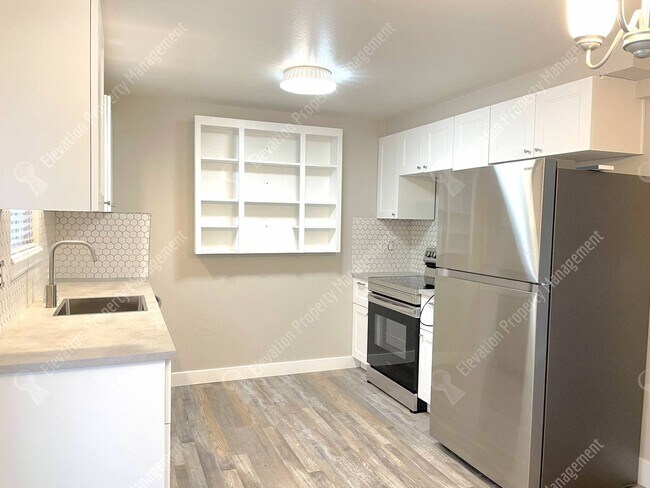 Foto del edificio - 2 BR in Redmond w/ huge yard