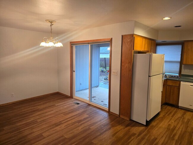 Building Photo - 2 Bedroom in Excellent Location!