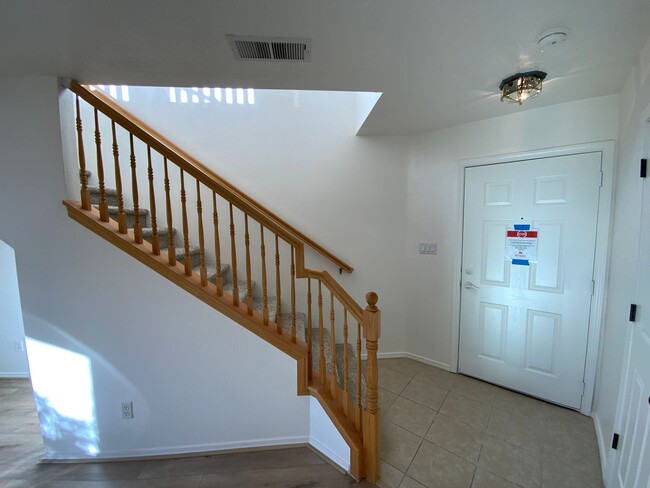 Foto del edificio - 3 Bedroom Home Available Near Tramway Blvd...