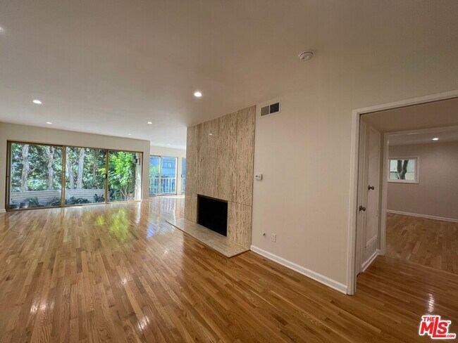 Foto del edificio - 11645 Mayfield Ave