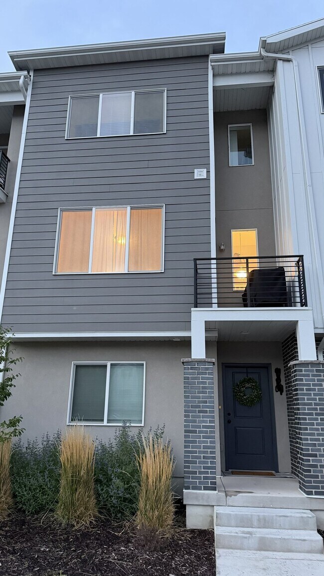 Building Photo - 766 W 480 S