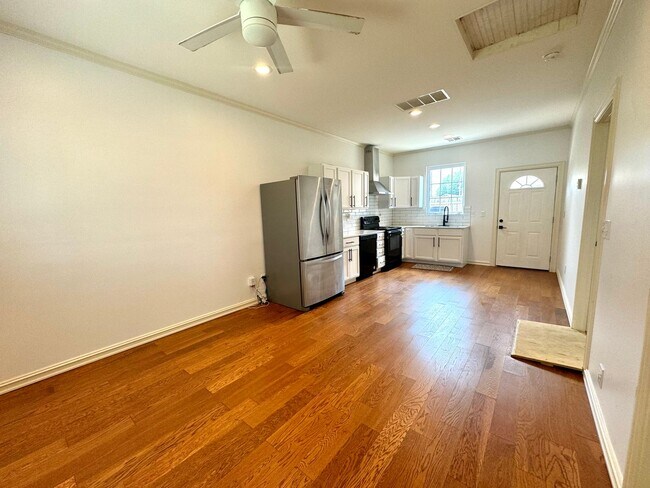 Building Photo - Cozy 1 bedroom 1 bathroom home