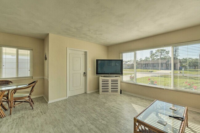 Building Photo - 1017 Pineland Ave