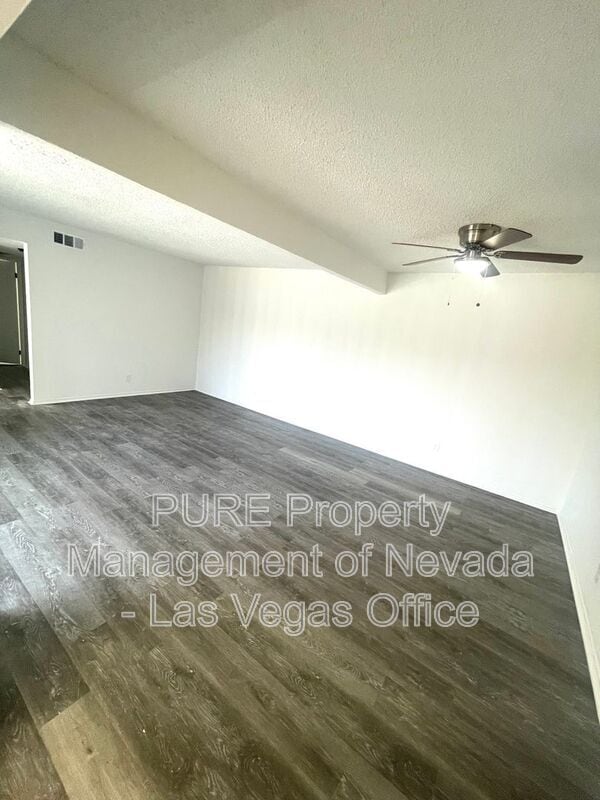Building Photo - 1405 E Vegas Valley Dr