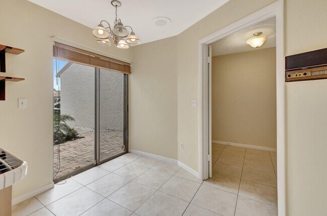 Foto del edificio - 6732 Canary Palm Cir