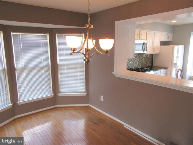 Foto del edificio - 909 Glen Falls Ct