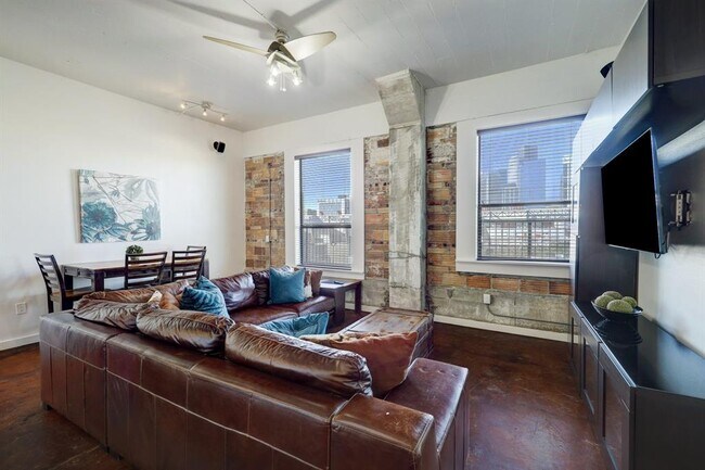 Building Photo - 2205 McKinney St