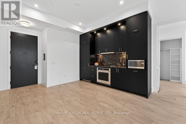 Building Photo - 470 Front St W