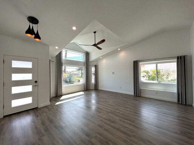 Foto del edificio - AVAILABLE NOW! Beautifully UPDATED 4 Bedro...