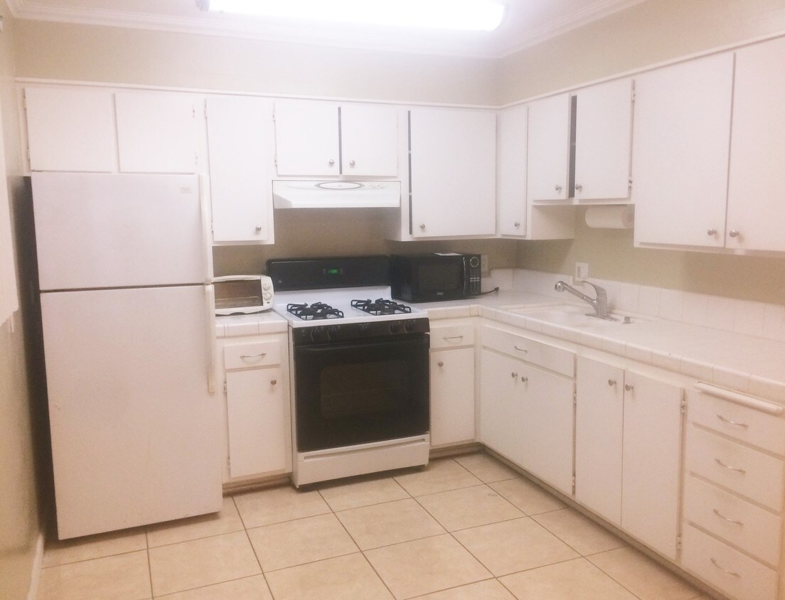 Foto principal - 4885 Cole St
