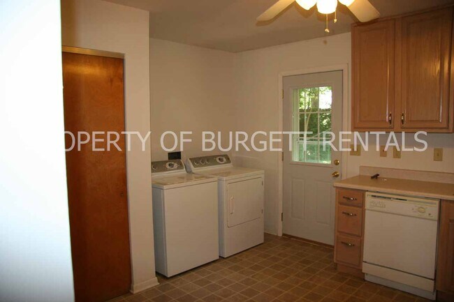 Building Photo - 3382 Woodmar Ct