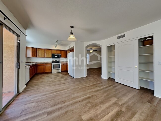 Foto del edificio - 6132 S Black Hills Way