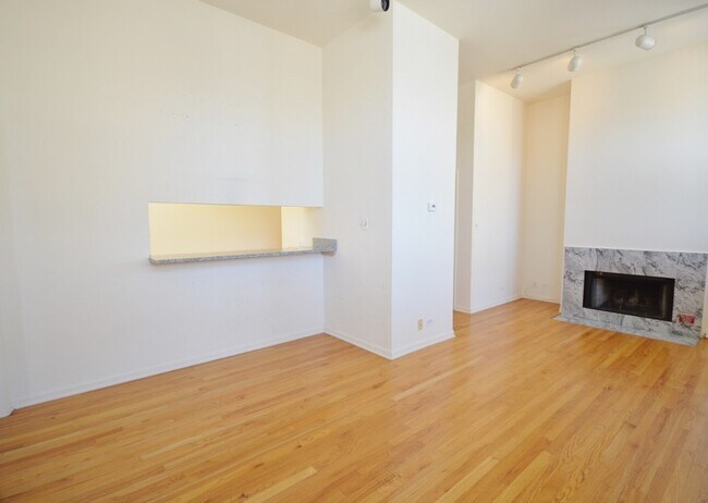 Building Photo - 3255 N Sheffield Ave