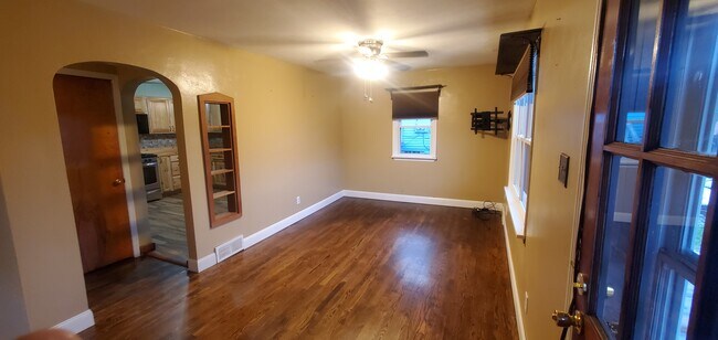 Building Photo - 346 Maple St